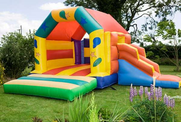 Dos niños cayeron de un castillo inflable, luego de que la estructura salió volando.