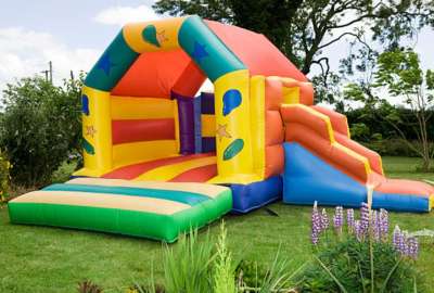 Dos niños cayeron de un castillo inflable, luego de que la estructura salió volando.
