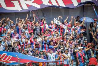 Presuntos hinchas del Deportivo Quito agredieron a familiares y jugadores del Vinotinto