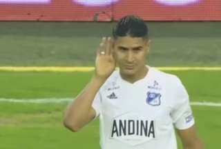 Jugador colombiano fue expulsado por agredir a un hincha que lo golpe&oacute; primero