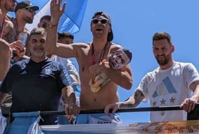 'Dibu' Mart&iacute;nez (centro) ha sido uno de los futbolistas m&aacute;s cuestionados, tras el t&iacute;tulo argentino en Qatar 2022. 