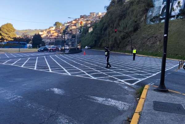 El Municipio de Quito realiza trabajos de alcantarillado&nbsp;en la av. Pichincha, sector El Tr&eacute;bol.