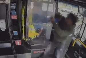 La polic&iacute;a detuvo al sujeto que atac&oacute; al conductor del autob&uacute;s por no querer detenerse en un cruce ferroviario.