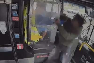 La polic&iacute;a detuvo al sujeto que atac&oacute; al conductor del autob&uacute;s por no querer detenerse en un cruce ferroviario.