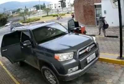 Veh&iacute;culo usado en un asalto en Quito pertenece al Ministerio de Salud