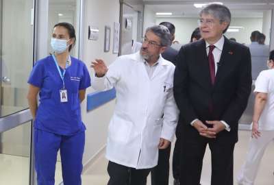 El presidente Guillermo Lasso (der.) junto a Jos&eacute; Ruales, ministro de Salud, en su recorrido por el Hospital de Manta. 