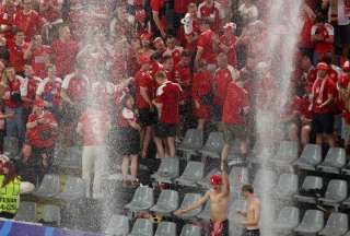 Hinchas bailaron bajo la lluvia en la Eurocopa