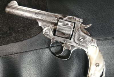 Polic&iacute;a detiene a un individuo que ten&iacute;a un arma en su poder