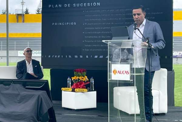 C&eacute;sar Far&iacute;as (der.), durante la presentaci&oacute;n del proyecto deportivo e institucional de Aucas