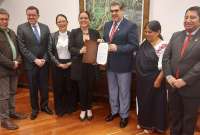 Samia Tacle, gerenta general de la Empresa P&uacute;blica de Comunicaci&oacute;n del Ecuador, en la firma del convenio con C&eacute;sar Monta&ntilde;o, rector de la Universidad Andina Sim&oacute;n Bol&iacute;var