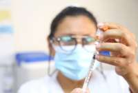 Reforzar la vacunaci&oacute;n contra la COVID-19 y la influenza, uso obligatorio de mascarilla son dos recomendaciones para evitar un incremento de casos de enfermedades respiratorias, en &eacute;pocas de Navidad y A&ntilde;o Nuevo. 