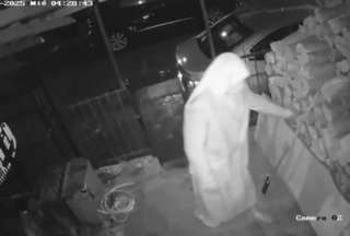 Viral: Ladr&oacute;n se disfraza de monja para robar una tabla de madera