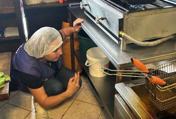 Un local de shawarmas fue clausurado en Quito. Los alimentos se preparaban entre roedores y plagas.&nbsp;