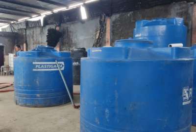 La Polic&iacute;a Nacional decomis&oacute; licor artesanal en un operativo en Santo Domingo.