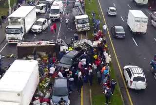 Machachi: cierre en la Panamericana Sur por colisi&oacute;n de 13 veh&iacute;culos