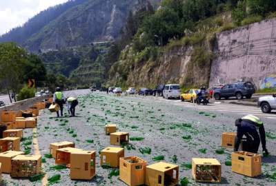 Un cami&oacute;n con cerveza se volc&oacute; en la avenida Sim&oacute;n Bol&iacute;var