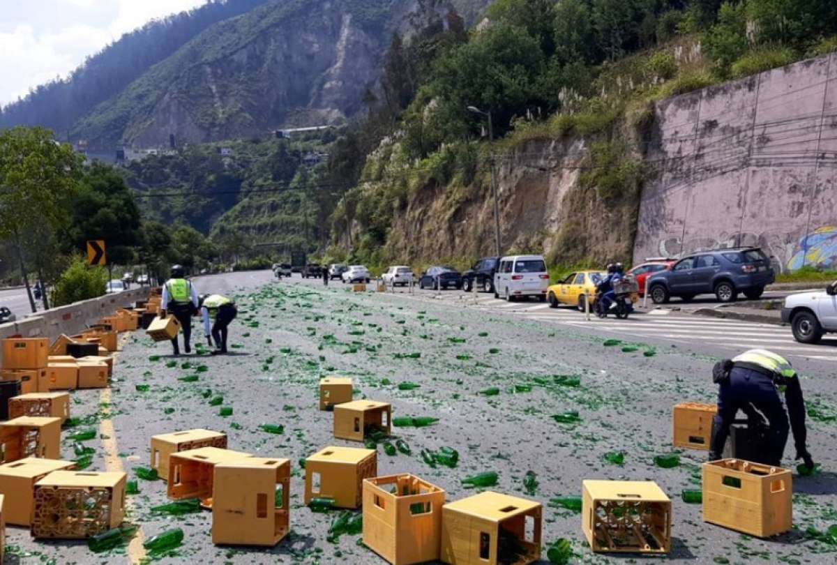 Un camión con cerveza se volcó en la avenida Simón Bolívar