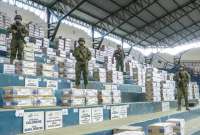 Militares custodian los paquetes electorales que se han entregado en varias provincias del Ecuador.