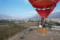 Esta actividad tiene como slogan &amp;#039;Vive la Mitad del Mundo desde el Aire&amp;#039;.