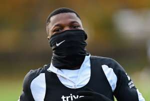 Moisés Caicedo es duramente criticado en Inglaterra