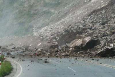 Un deslizamiento de tierra bloque&oacute; la v&iacute;a Al&oacute;ag-Santo Domingo
