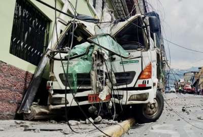 En Quito, un cami&oacute;n perdi&oacute; los frenos y se estrell&oacute; en una casa