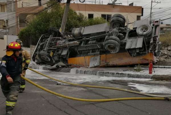 Un cami&oacute;n que almacenaba combustible se impact&oacute; en un sector residencial de Ambato.