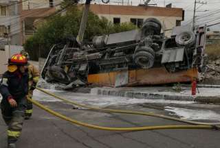 Un cami&oacute;n que almacenaba combustible se volc&oacute; en Ambato