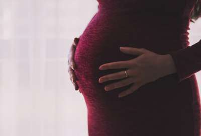 Una mujer fingi&oacute; cinco embarazos y 12 abortos para no trabajar