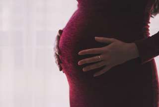 Una mujer fingi&oacute; cinco embarazos y 12 abortos para no trabajar