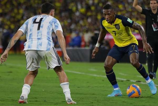 El ecuatoriano Pervis Estupi&ntilde;&aacute;n (der.) entr&oacute; en la alineaci&oacute;n ideal de la Conmebol