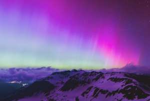 Auroras boreales visibles en varias regiones tras una fuerte tormenta solar. 