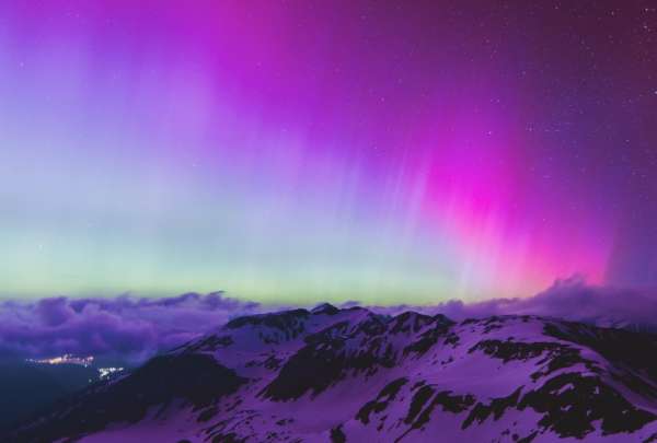 Auroras boreales visibles en varias regiones tras una fuerte tormenta solar.