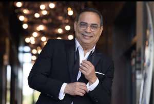 El salsero puertorrique&ntilde;o Gilberto Santa Rosa vivi&oacute; un momento inc&oacute;modo al recibir el premio &ldquo;Bananerito&rdquo; en medio de su show en Machala.