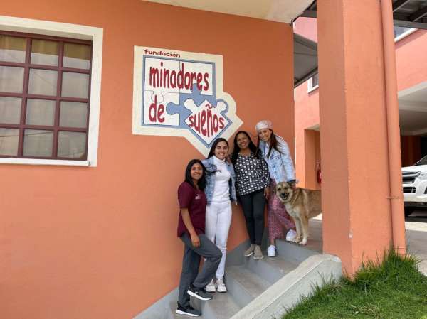 Ni&ntilde;os y ni&ntilde;as de la Fundaci&oacute;n Minadores de Sue&ntilde;os reciben material electr&oacute;nico para promover su educaci&oacute;n