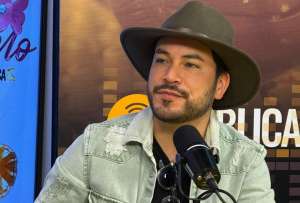 Daniel P&aacute;ez en los estudios de P&uacute;blica FM