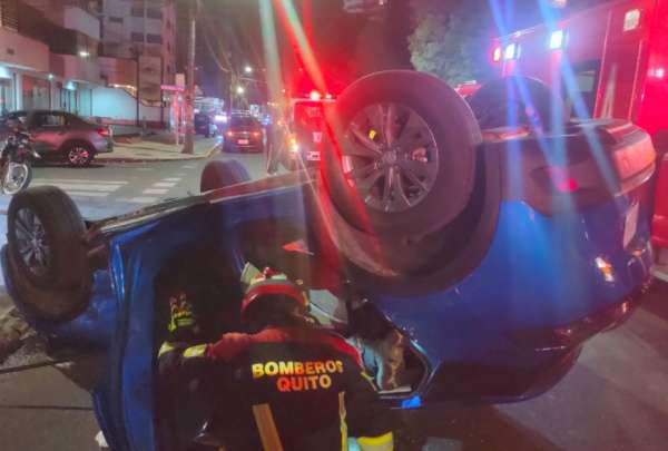 El Cuerpo de Bomberos de Quito rescat&oacute; a cuatro personas atrapadas en dos veh&iacute;culos. 
