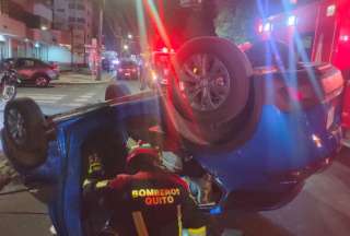Cuatro heridos tras volcamiento de veh&iacute;culo en Quito