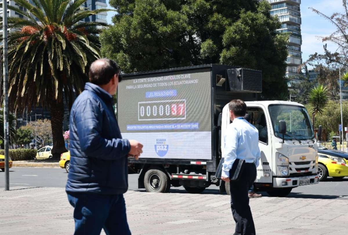 En Quito, Guayaquil y Cuenca se colocaron vallas y pantallas led con mensajes en contra de la decisión de la Corte Constitucional. 
