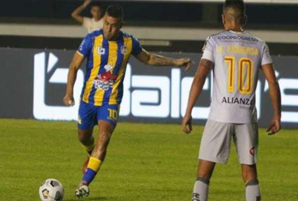 Andr&eacute;s Chicaiza remata ante la marca de V&iacute;ctor Figueroa, en el estadio Jocay
