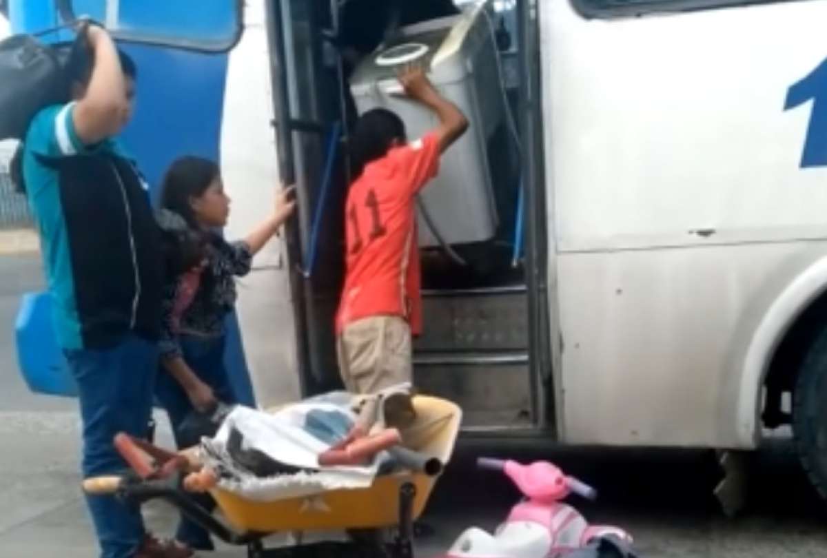 En Guayaquil, una familia se viralizó al trasladar sus cosas en un bus urbano, pagando el valor de un pasaje. 
