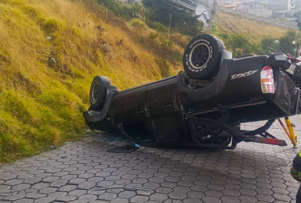 Un veh&iacute;culo termin&oacute; volcado, tras un accidente de tr&aacute;nsito en Quito.