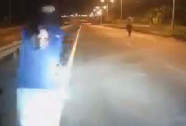 Un video capt&oacute; el violento asalto a un bus interprovincial que cubr&iacute;a la ruta Guayaquil-Tulc&aacute;n.