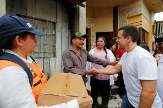 Juj&aacute;n: Presidente Noboa entreg&oacute; ayuda a familias afectadas por las lluvias