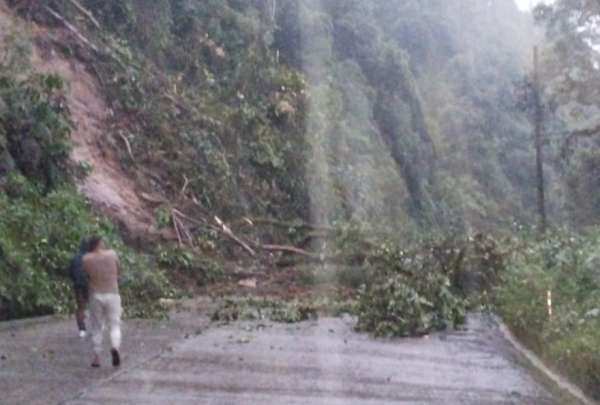 Personal de la Secretar&iacute;a de Gesti&oacute;n de Riesgos y del Ministerio de Transporte y Obras P&uacute;blicas se desplaz&oacute; a la v&iacute;a a Napo por los deslizamientos de tierra.