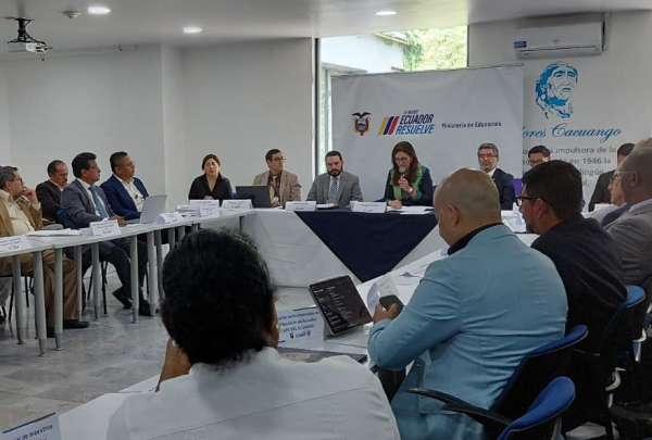 La ministra Alegr&iacute;a Crespo se reuni&oacute; con gremios educativos para abordar la creciente inseguridad en las instituciones. Se prioriza la protecci&oacute;n de 365 escuelas ubicadas en zonas de alta violencia.