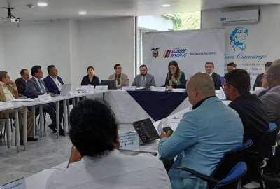 La ministra Alegr&iacute;a Crespo se reuni&oacute; con gremios educativos para abordar la creciente inseguridad en las instituciones. Se prioriza la protecci&oacute;n de 365 escuelas ubicadas en zonas de alta violencia.
