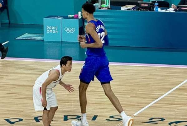 &Eacute;pica imagen en los Juegos Ol&iacute;mpicos de Par&iacute;s 2024 de jugadores de las selecciones de Francia y Jap&oacute;n. 