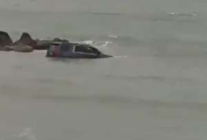 El veh&iacute;culo qued&oacute; atrapado en la playa y tuvo que ser sacado por maquinaria pesada. 