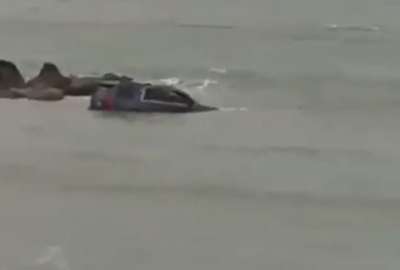 El vehículo quedó atrapado en la playa y tuvo que ser sacado por maquinaria pesada.